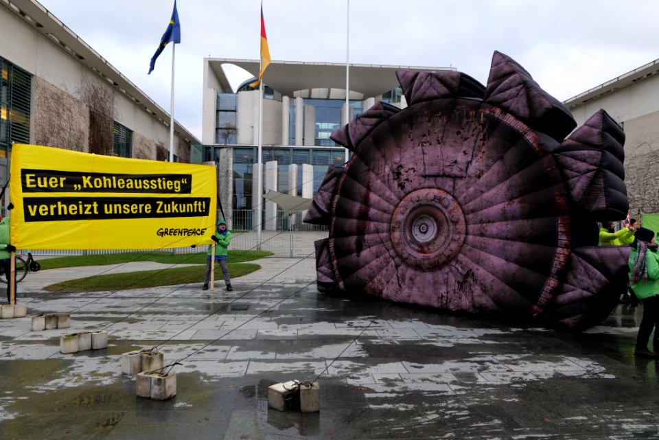 Protest during German government decision about the coal power usage at the chancellery 2020-01-29 22