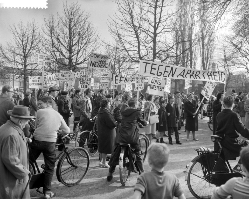 Protestdemonstratie tegen apartheidspolitiek van Zuid Afrika in Den Haag , de st, Bestanddeelnr 911-1403
