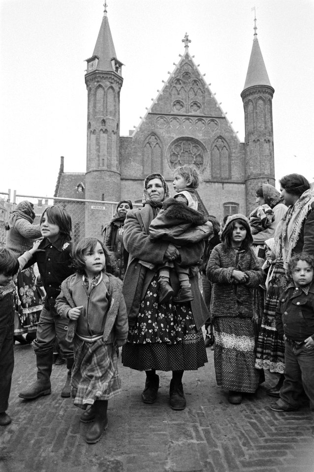 Protest van zigeuners met hun caravans op het Binnenhof i Den Haag tegen het pol, Bestanddeelnr 931-2139