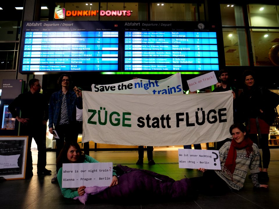 Protest for more night-trains in the Berlin main-station 09