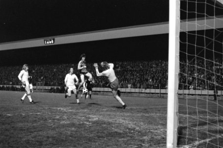 PSV tegen Telstar 1-0, Edstrom in duel met keeper Bloem, Bestanddeelnr 927-8551