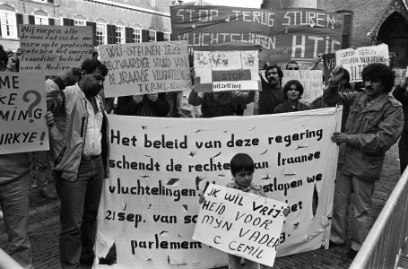 Protest Iraniers op het Binnenhof tegen het uitwijzingsbeleid van de regering I, Bestanddeelnr 933-4339