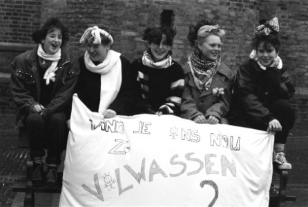 Protest jeugdhulpverlening tegen meerderjarigheidsgrens van 18 jaar op Binnenhof, Bestanddeelnr 934-1492