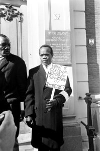 Protestmars Afrikaanse studenten tegen regime. Een student met bord, Bestanddeelnr 921-1757