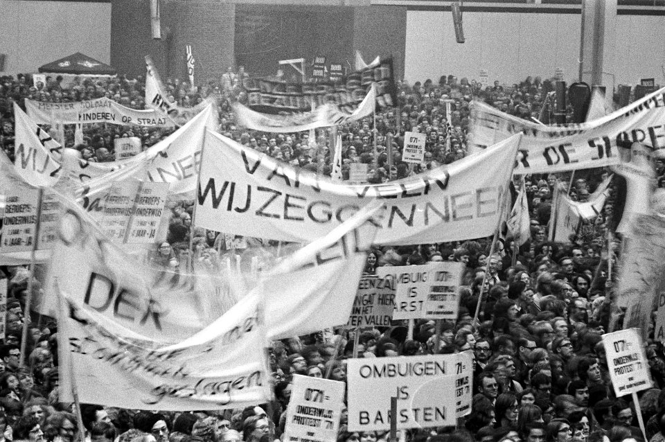 Protestdemonstratie van onderwijzers tegen onderwijsbeleid regering in Irenehal , Bestanddeelnr 925-1903