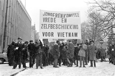 Protestmars in Amsterdam van diverse jongeren-organisatie tegen oorlog in Vietna, Bestanddeelnr 918-7725