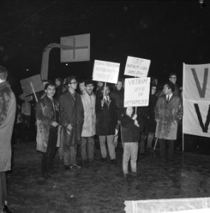 Protestdemonstratie tegen Amerika in de kwestie Vietnam, door een luidspreker we, Bestanddeelnr 917-6565