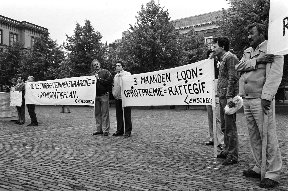 Protest buitenlandse werknemers tijdens behandeling Remigratienotitie Den Haag, Bestanddeelnr 933-3459