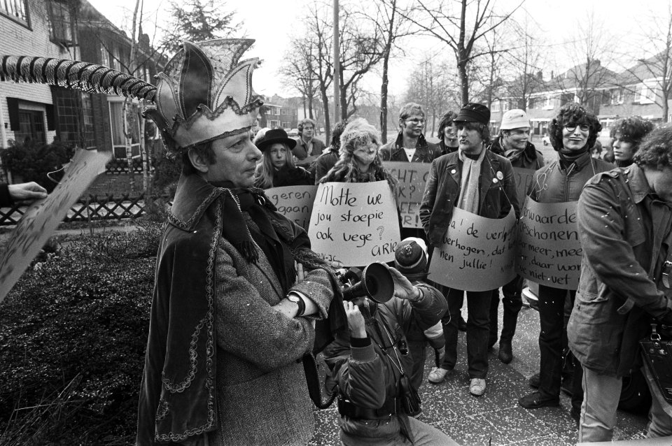 Protest NVV-jongeren voor de woningen PVDA-kamerlid Arie van der Hek dat PVDA zi, Bestanddeelnr 931-9918