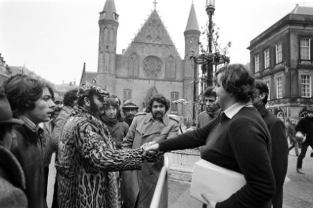 Protest van zigeuners met hun caravans op het Binnenhof i Den Haag tegen het pol, Bestanddeelnr 931-2138