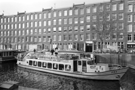 Protestboot tegen bezuiniging gezondheidszorg in Amsterdamse grachten, Bestanddeelnr 928-2669