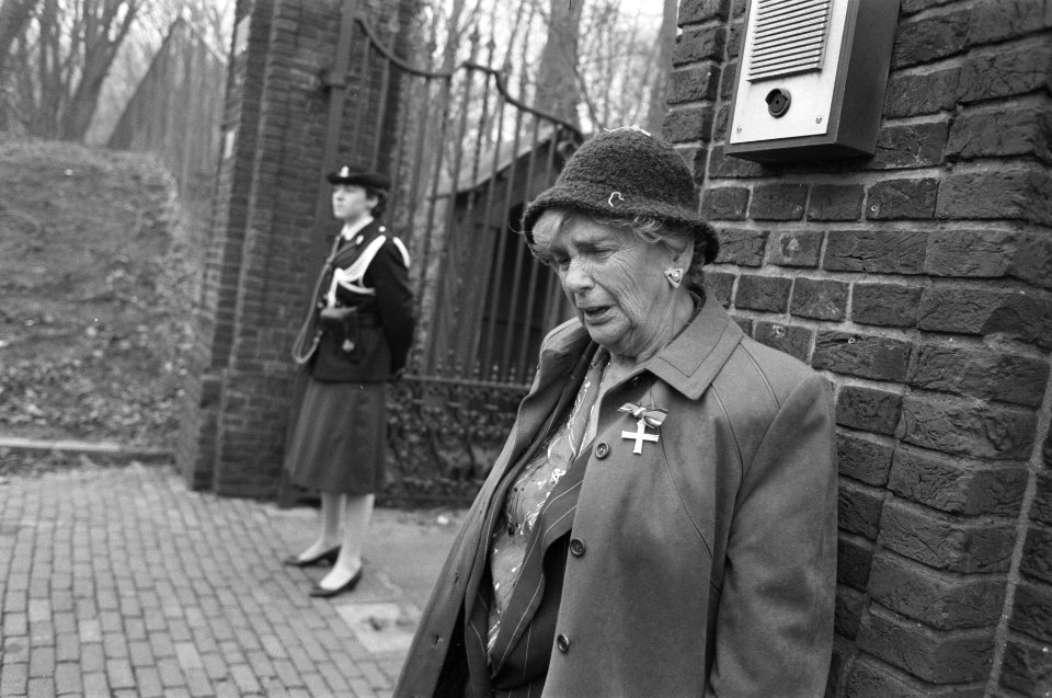 Protest van weduwe Van Dool bij het Catshuis te Den Haag, Bestanddeelnr 934-3921