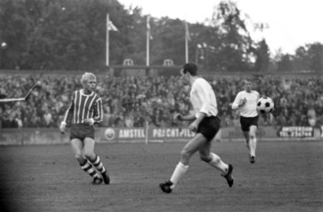 PSV tegen Sparta 1-1, halve finale beker. Links Bent Schmidt Hansen(PSV), Bestanddeelnr 922-4893
