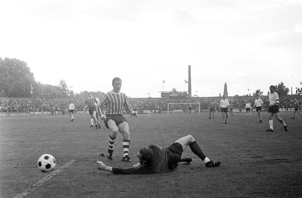 PSV tegen Sparta 1-1, halve finale beker Wim van der Dungen (PSV) stuit op Spar, Bestanddeelnr 922-4892