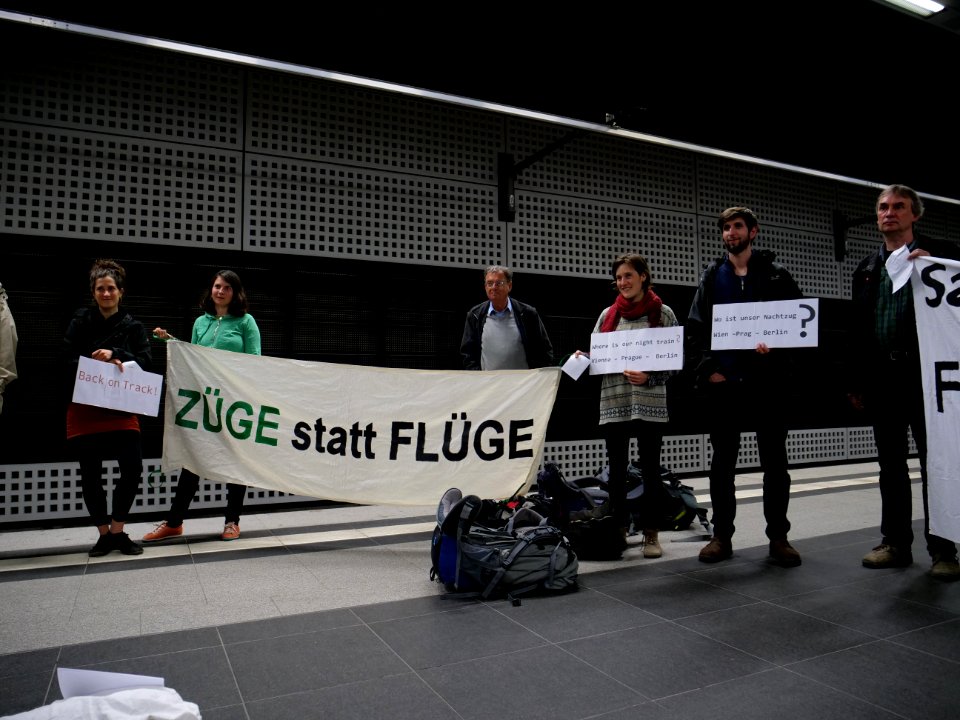 Protest for more night-trains in the Berlin main-station 08