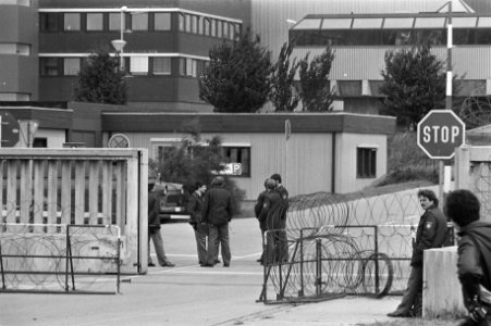 Protest bij snelle kweekreactor Kalkar ( West Duitsland ) toegangshek naar Kalka, Bestanddeelnr 931-6041