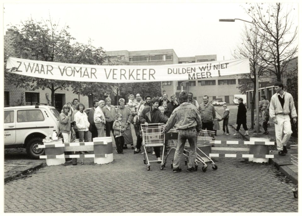 Protesterende buurtbewoners bij de blokkade aan de Söderblomstraat i.v.m. vrachtverkeer bij de Vomar. NL-HlmNHA 54020793