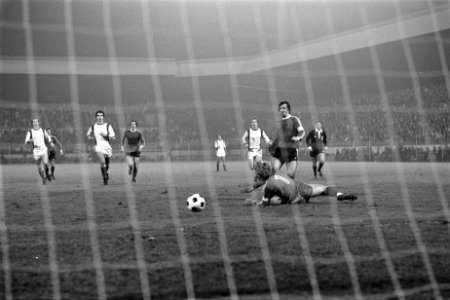 PSV tegen Sparta 1-0, Willy van de Kuylen passeert in laatste minuut keeper Does, Bestanddeelnr 929-4140