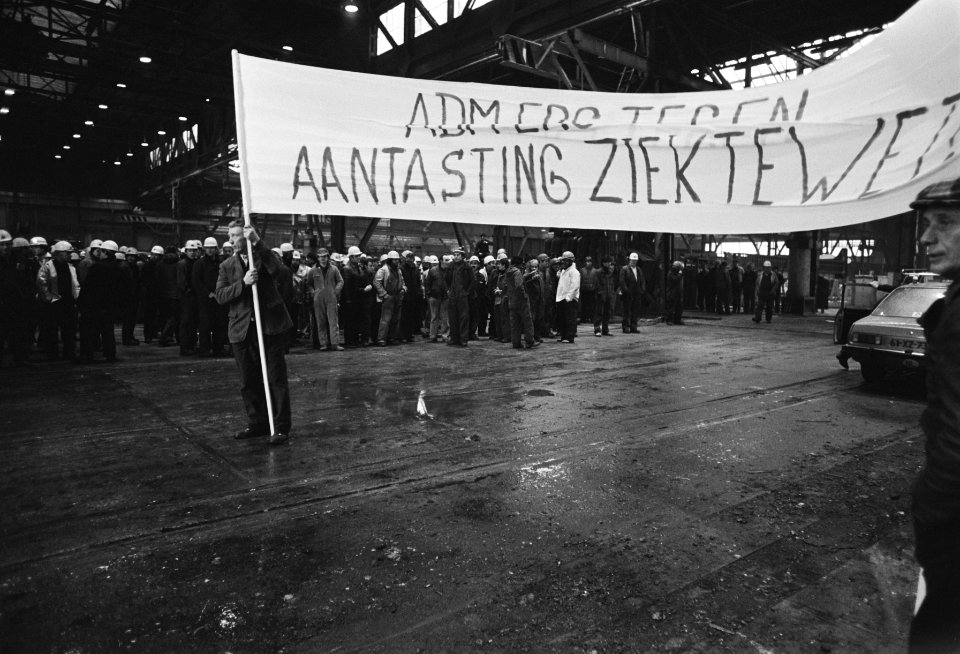 Protestbijeenkomst personeel NSMADM in Amsterdam tegen de aangekondigde korting, Bestanddeelnr 931-9311
