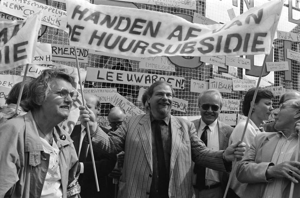 Protesten tegen verlaging huursubsidie op Binnenhof PvdA-er Schaefer met spando, Bestanddeelnr 934-0630