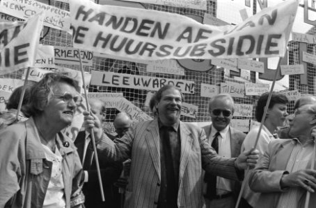 Protesten tegen verlaging huursubsidie op Binnenhof PvdA-er Schaefer met spando, Bestanddeelnr 934-0630