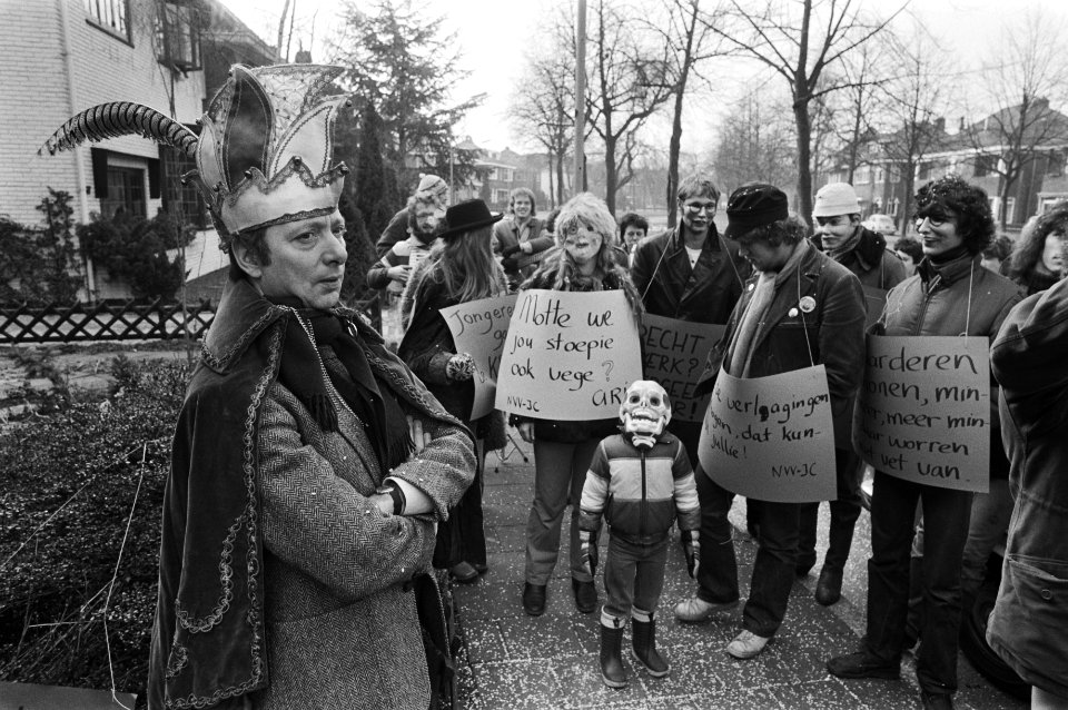 Protest NVV-jongeren voor de woningen PVDA-kamerlid Arie van der Hek dat PVDA zi, Bestanddeelnr 931-9917