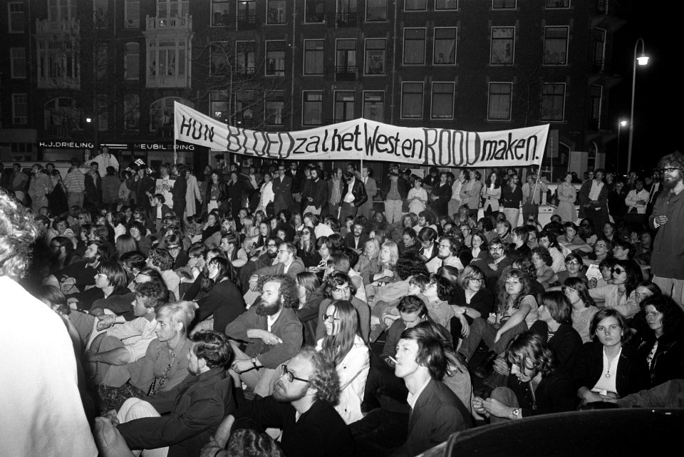 Protestdemonstratie tegen Amerikaans optreden in Cambodja in Amsterdam overzich, Bestanddeelnr 923-5081