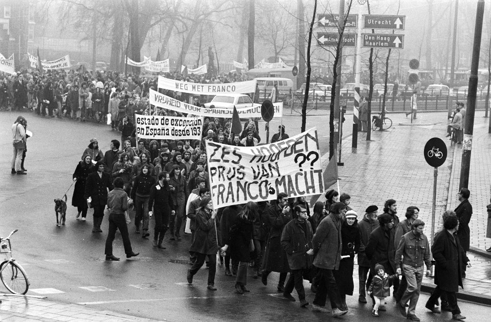 Protestdemonstratie tegen proces te Burgos, Spanje Amsterdam demonstranten met, Bestanddeelnr 924-1115