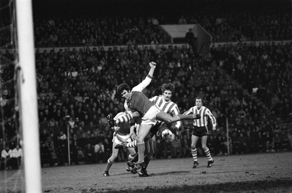 PSV tegen Feyenoord 1-2. Wim van Hanegem in duel met PSV-ers, Bestanddeelnr 932-0385