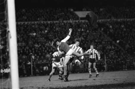 PSV tegen Feyenoord 1-2. Wim van Hanegem in duel met PSV-ers, Bestanddeelnr 932-0385