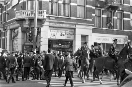 Protestmars tegen oorlog in Vietnam, politie grijpt in hoek Rozengracht en Marni, Bestanddeelnr 920-2331