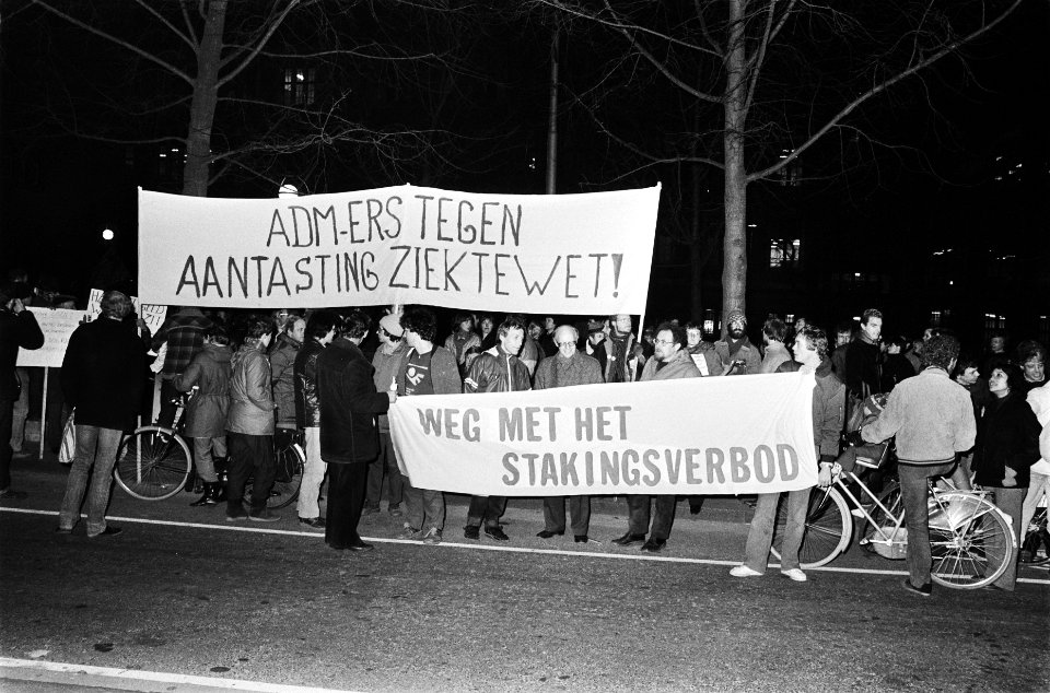 Protestbetoging in Amsterdam tegen het stakingsverbod door de rechter en aantast, Bestanddeelnr 932-0303