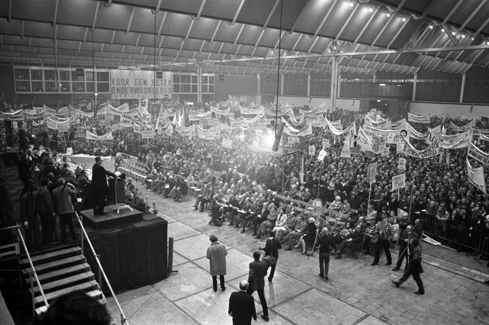 Protestdemonstratie van onderwijzers tegen onderwijsbeleid regering in Irenehal , Bestanddeelnr 925-1906