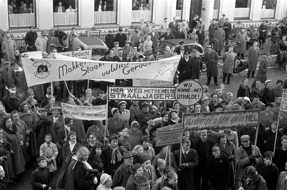 Protestdemonstratie tegen uitbreiding basis Leeuwarden protesterende bevolking v, Bestanddeelnr 911-7456