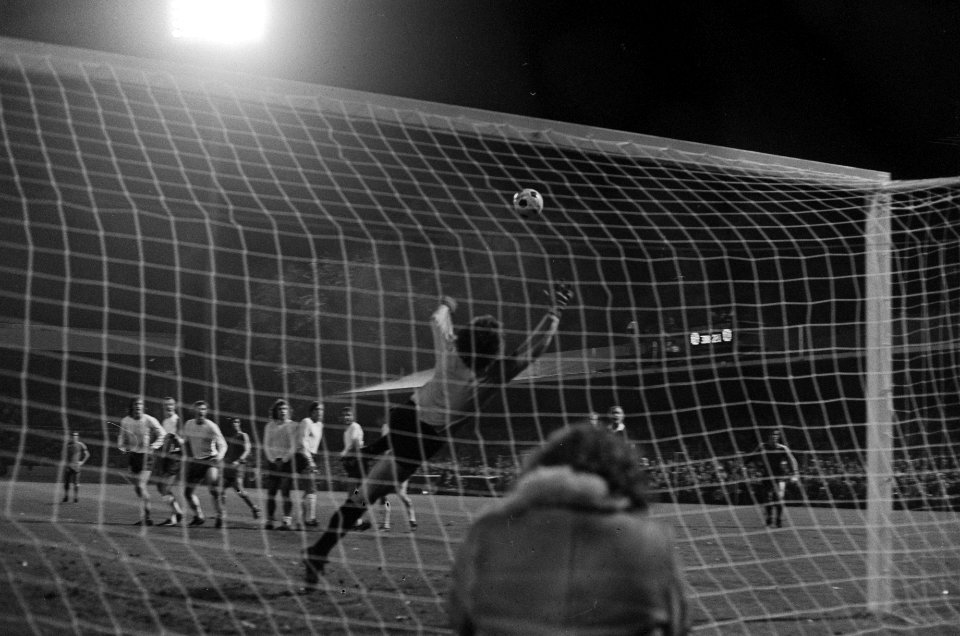 PSV tegen FC Utrecht 6-0, Van der Kuylen (midden) scoort door muurtje eerste doe, Bestanddeelnr 927-5088