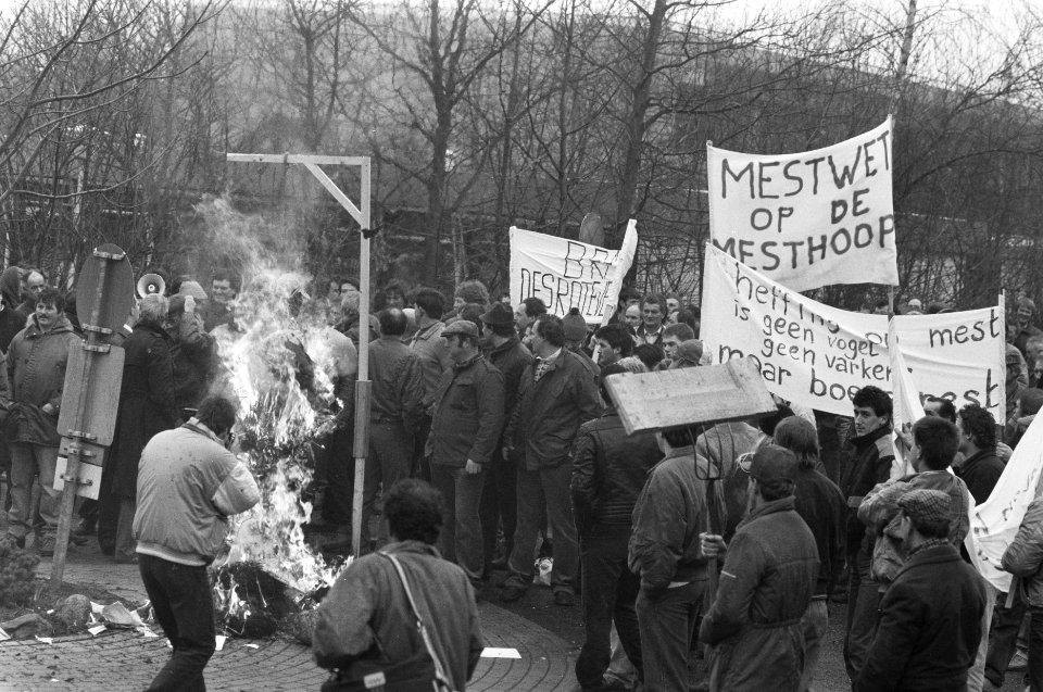 Protest boeren tegen mestheffing in Assen demonstratie en verbranden pop, Bestanddeelnr 934-2025