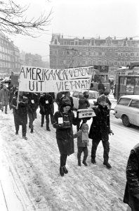 Protestmars in Amsterdam van diverse jongeren-organisatie tegen oorlog in Vietna, Bestanddeelnr 918-7727