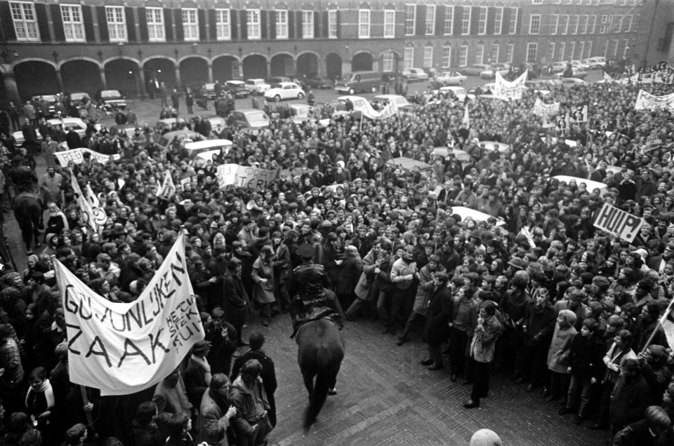 Protestmars van duizenden scholieren en studenten voor hulp aan Biafra, Den Haag, Bestanddeelnr 923-1647