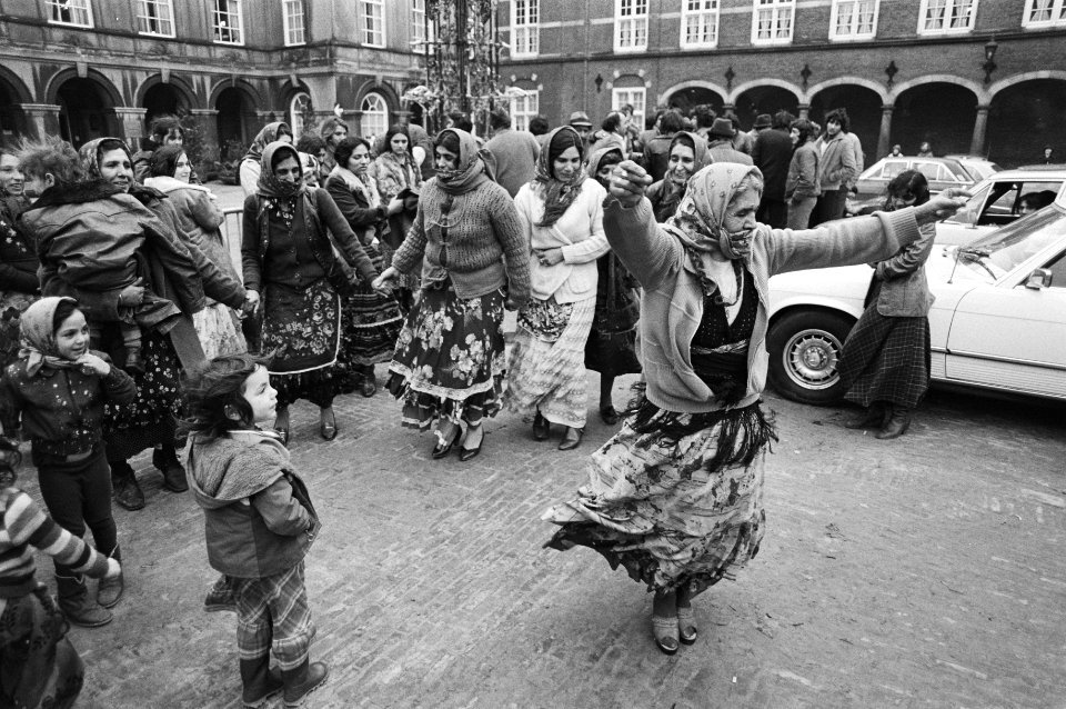 Protest van zigeuners met hun caravans op het Binnenhof i Den Haag tegen het pol, Bestanddeelnr 931-2140