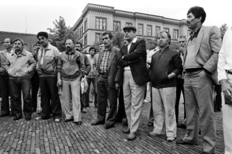 Protest buitenlandse werknemers tijdens behandeling Remigratienotitie Den Haag, Bestanddeelnr 933-3460