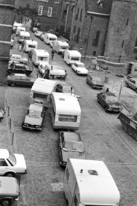 Protest van zigeuners het Binnenhof Den Haag tegen het politie-optreden op het z, Bestanddeelnr 931-2135