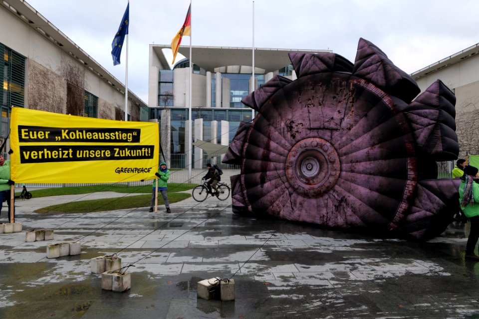 Protest during German government decision about the coal power usage at the chancellery 2020-01-29 21