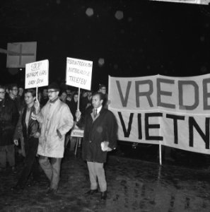 Protestdemonstratie tegen Amerika in de kwestie Vietnam, mensen met borden en sp, Bestanddeelnr 917-6562