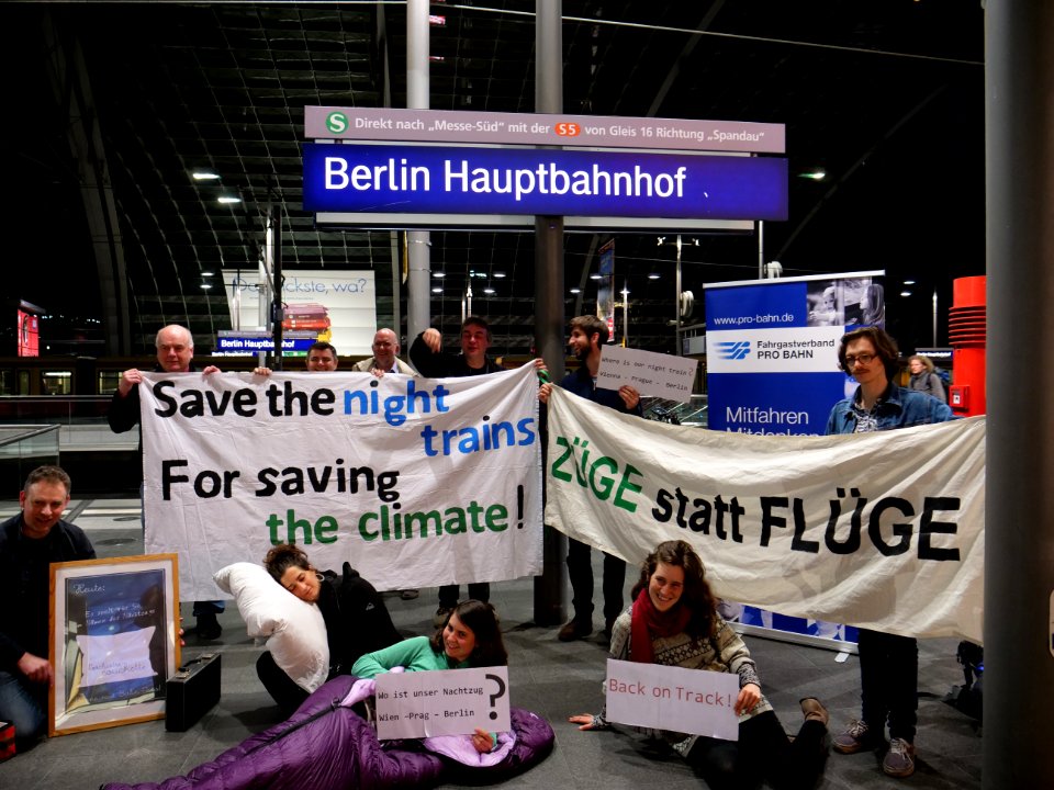 Protest for more night-trains in the Berlin main-station 15