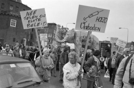Protestblokkade bewoners oude binnenstad Amsterdam tegen overlast door drugsgebr, Bestanddeelnr 934-3481