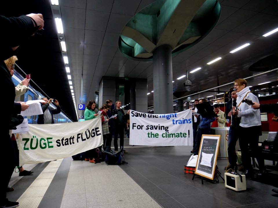 Protest for more night-trains in the Berlin main-station 06