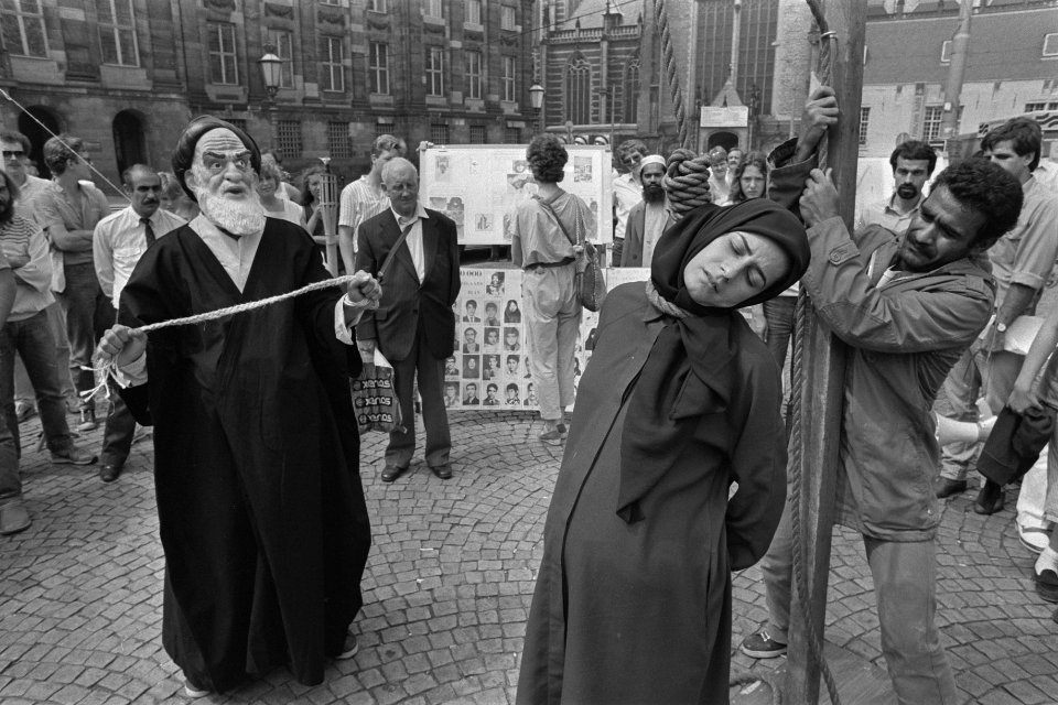 Protest Iraniers op de Dam, Amsterdam tijdens toneelstuk wordt vrouw opgehangen, Bestanddeelnr 933-0089