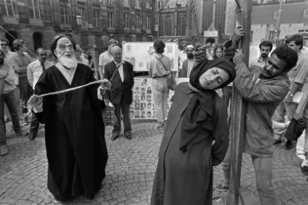 Protest Iraniers op de Dam, Amsterdam tijdens toneelstuk wordt vrouw opgehangen, Bestanddeelnr 933-0089