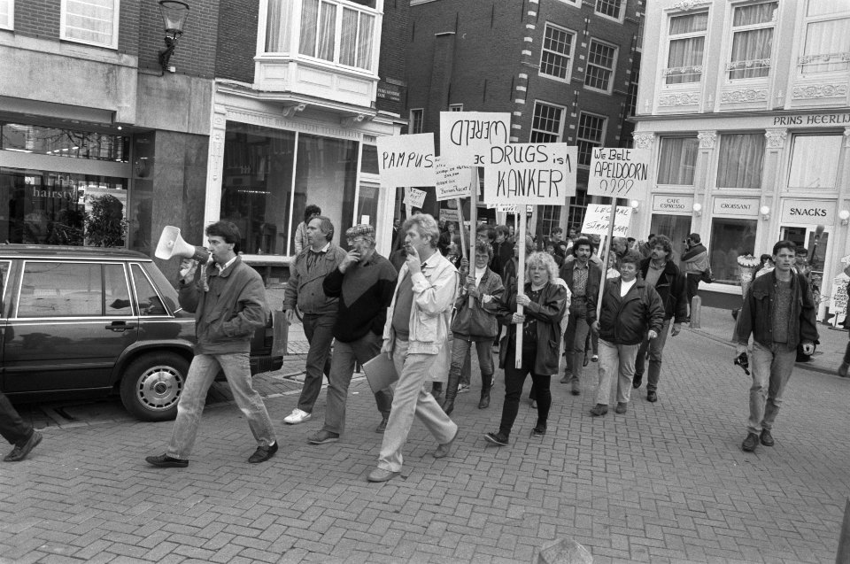 Protestblokkade bewoners oude binnenstad Amsterdam tegen overlast door drugsgebr, Bestanddeelnr 934-3483
