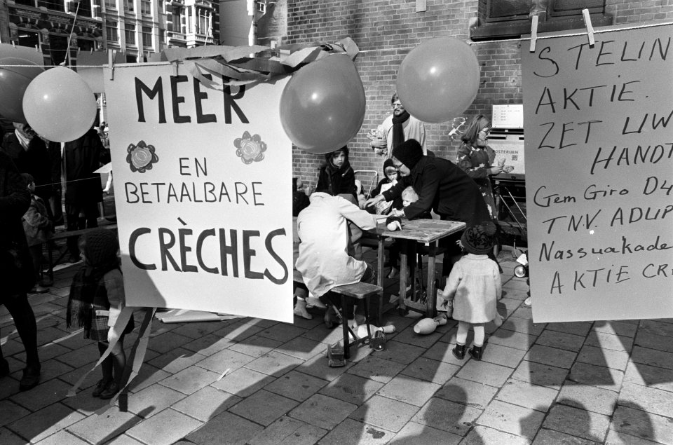 Protest creche op Beursplein Amsterdam tegen verhogen crechegelden, Bestanddeelnr 923-3245